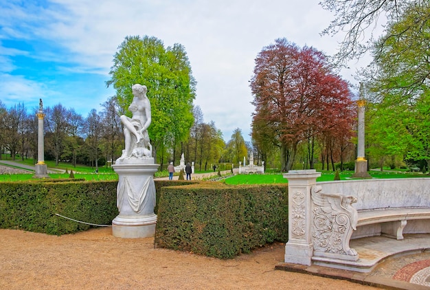 Sculptuur in sanssouci park in potsdam in duitsland. het was vroeger een zomerpaleis van koning van pruisen frederik de grote. mensen rondom