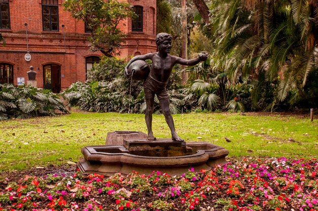 Sculptuur met fontein en bloemen in de prachtige botanische tuin van Buenos Aires, Argentinië