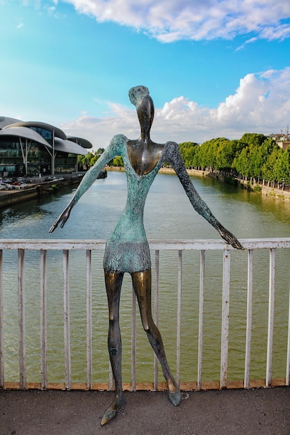 Sculptuur op de Baratashvili-brug. Tbilisi. Georgië