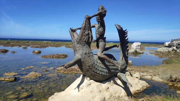 Foto sculptuur op het strand tegen de lucht