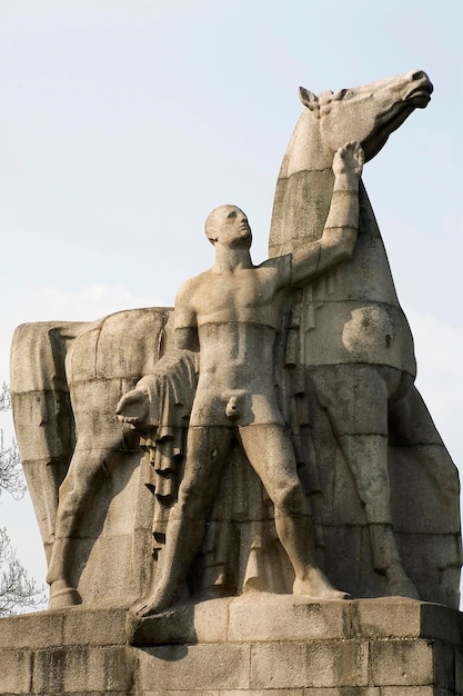 Sculptuur Rossebandiger 1937 Nordpark Duesseldorf NRW Duitsland