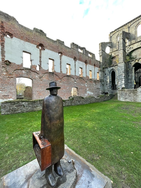 Sculptuur van de kunstenaar JeanMichel Folon in de abdij van VillersLaVille België
