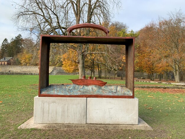 Sculptuur van de kunstenaar JeanMichel Folon in de abdij van VillersLaVille België