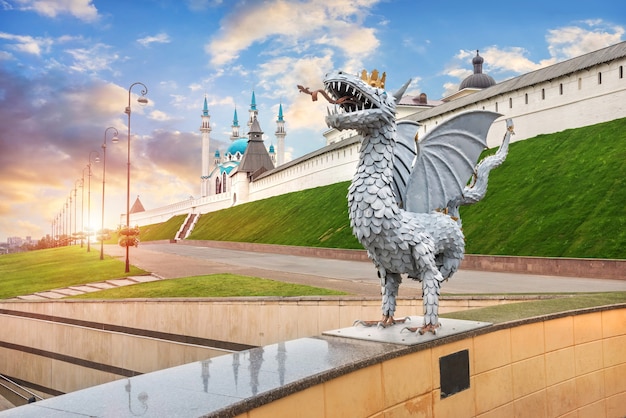 Sculptuur van een draak Zilant en het Kremlin van Kazan onder een prachtige blauwe zonsonderganghemel