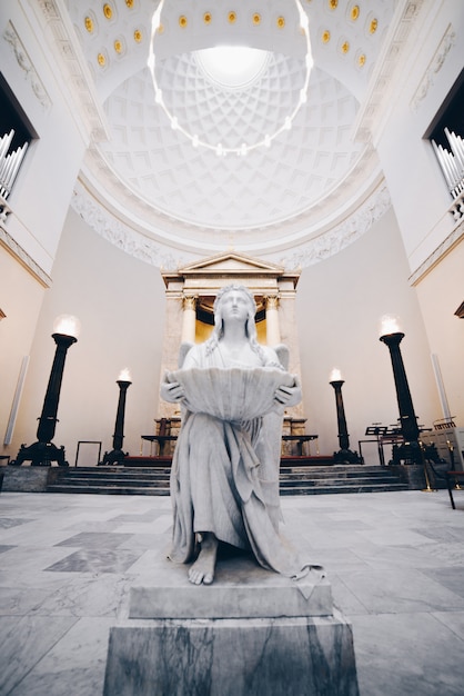 Foto sculptuur van een engel in een deense kerk