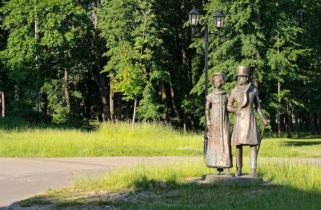 Sculptuur van een getrouwd stel in een stadspark op een zonnige ochtend