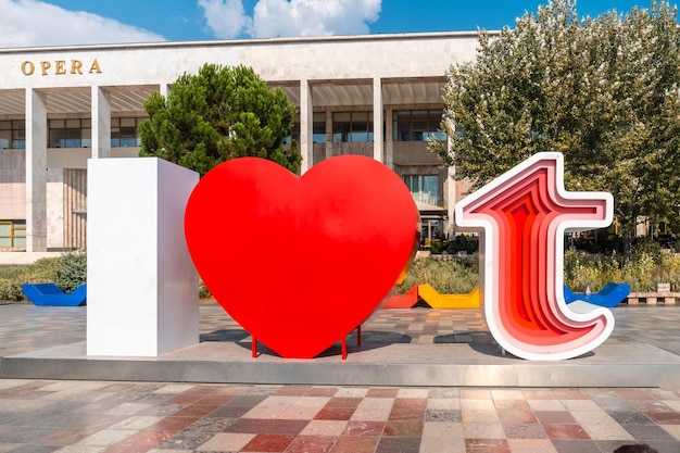 Sculptuur van ik hou van Tirana op het Skanderbeg-plein in Tirana weerspiegelde Albanië