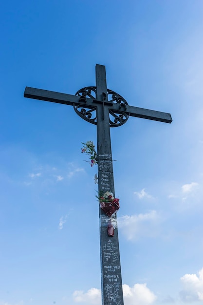 sculptuur van Jezus aan het kruis gemaakt in steen in het klooster van Montserrat in Barcelona, Spanje