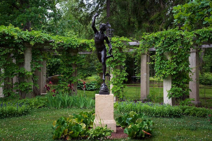 Sculptuur van Mercurius Hermes in Oranienbaum Park op een zomerdag Lomonosov Sint-Petersburg Rusland