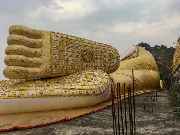 Foto sculptuur van sculpturen tegen de lucht