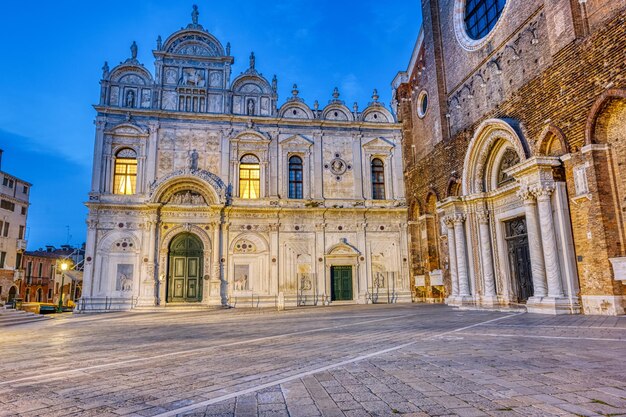 Photo the scuola grandi die san marco with san zanipolo church in venice italy at night