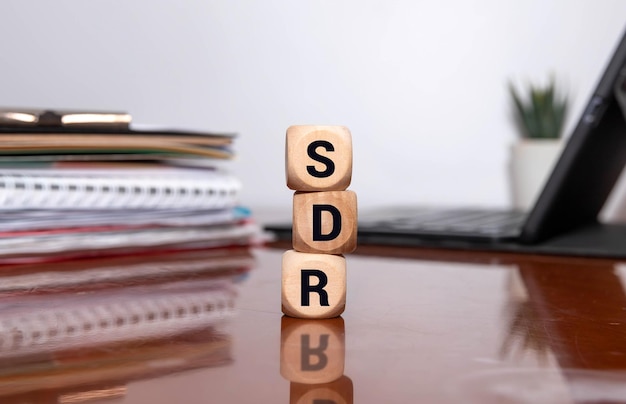초록색 바탕에 SDR 텍스트 나무 큐브와 비에 있는 꽃