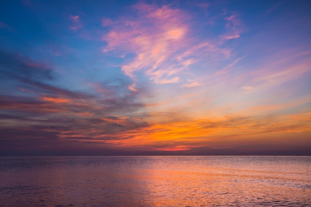 写真 夕暮れ時の海と空