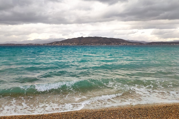 写真 夕暮れ時の海。ギリシャの島の夜。