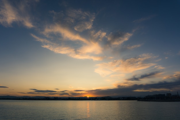 日没時に海の背景