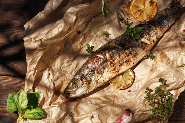 Foto pesce di branzino cotto alla brace alla griglia