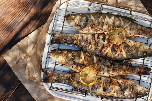 写真 グリルで炭火で調理したシーバスの魚