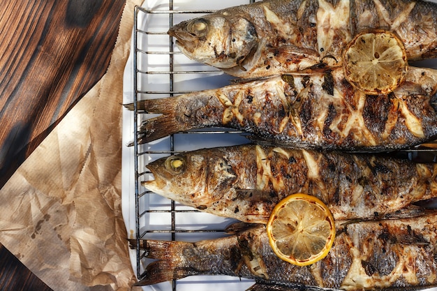 写真 グリルで炭火で調理したシーバスの魚