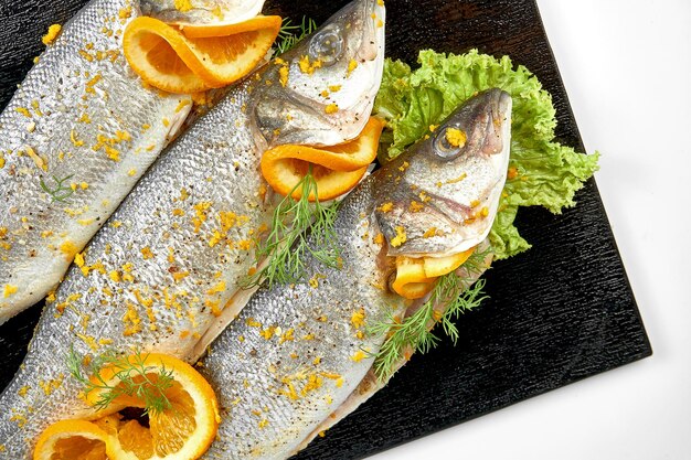 Branzino marinato in spezie pronto da cucinare messa a fuoco selettiva del primo piano