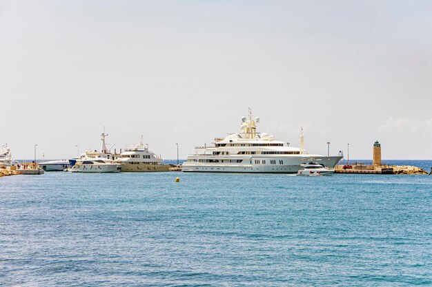 Марина морского залива с яхтами и катерами в Каннах