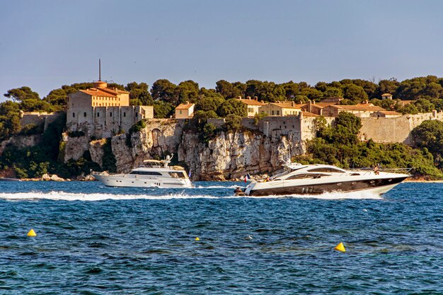 Foto marina di sea bay con yacht e barche a cannes