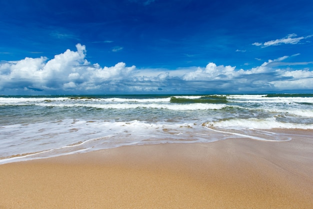 Море и пляж фон с копией пространства
