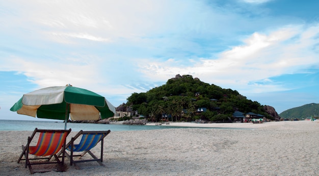 写真 タイの海のビーチとビーチの椅子