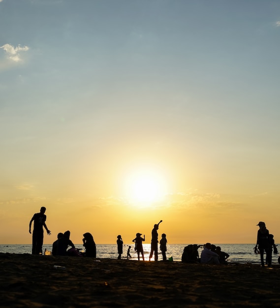 海のビーチの日没