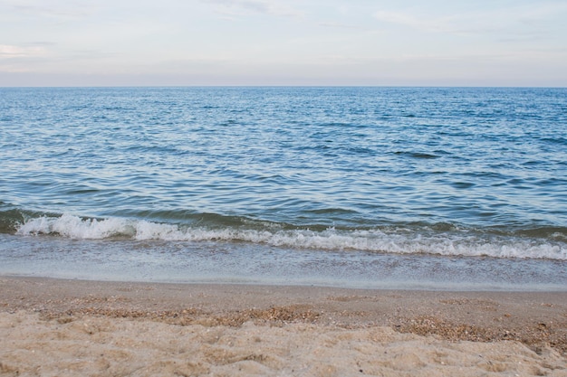 澄んだ水と空の海のビーチ