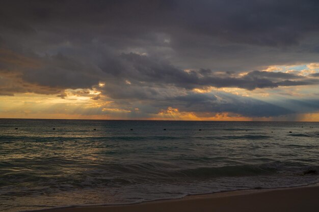 Foto spiaggia marittima con cielo tramonto o alba nuvole sopra il mare tramonto tramonto a spiaggia tropicale natura tramonto paesaggio di bellissimo mare tropicale