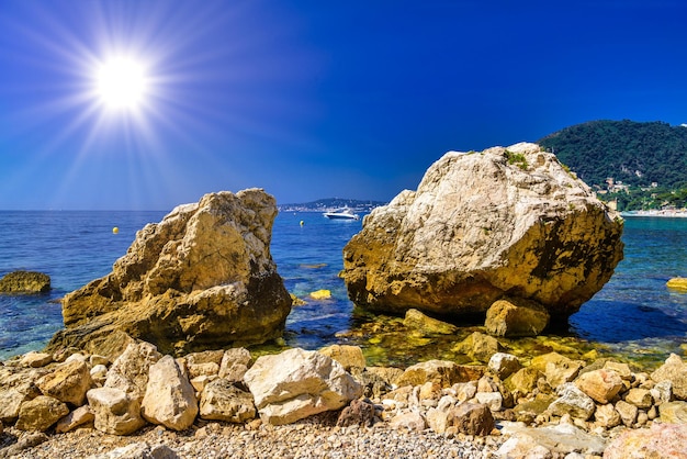 Photo sea beach with stones and rocks beausoleil nice nizza alpesmaritimes provencealpescote d'azur cote d'azur french riviera france