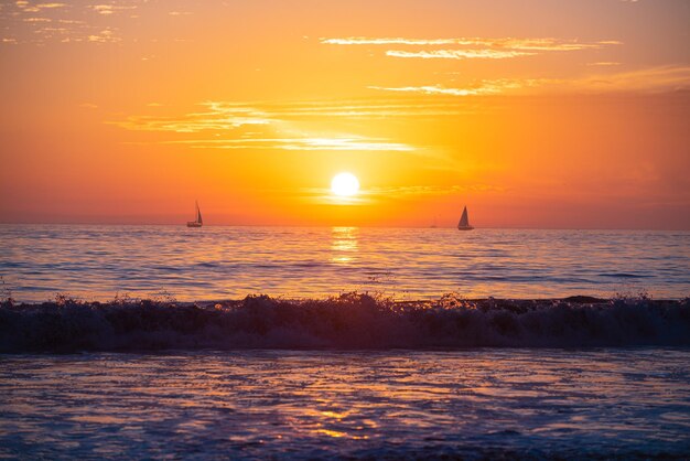 夏休みと旅行のコンセプトの夕焼け空抽象的な背景コピースペースと海のビーチ