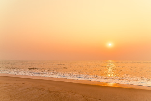 夕日と海のビーチ