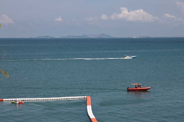 Mare di belle nuvole a pattaya, thailandia