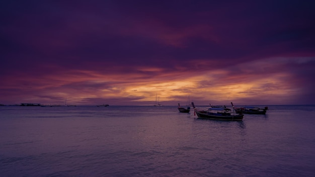 Photo sea before sunrise in the morning andaman sea at koh lipe in satul province thailand