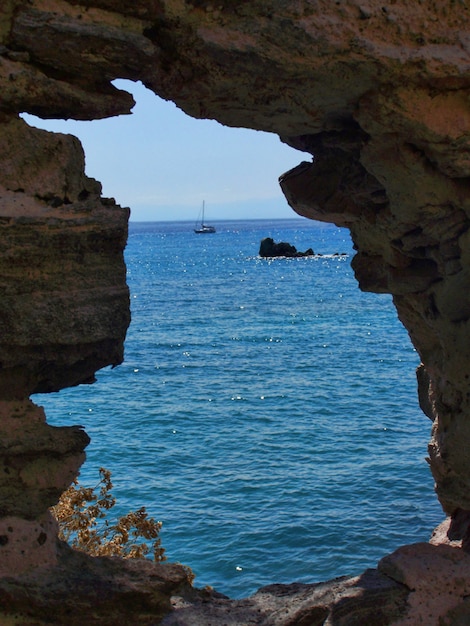 Foto il mare oltre le rocce