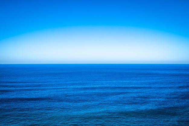 写真 明確な地平線と空と青い海