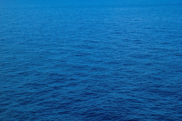 Photo sea on blue sky background