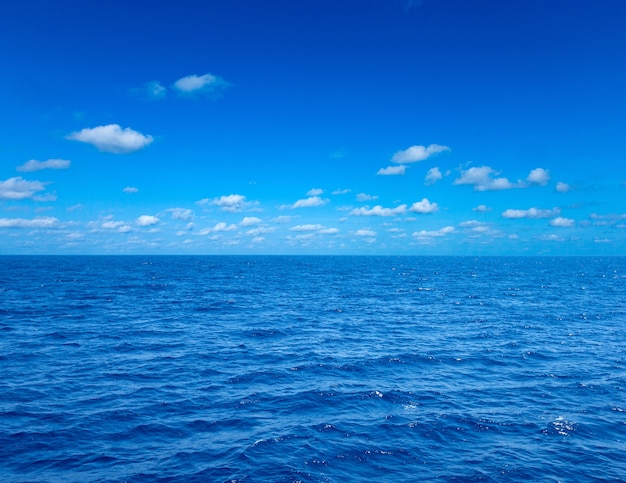 Fondo del cielo blu e del mare