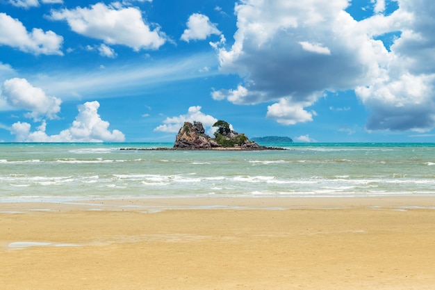 Photo sea and blue sky island in rayong, thailand