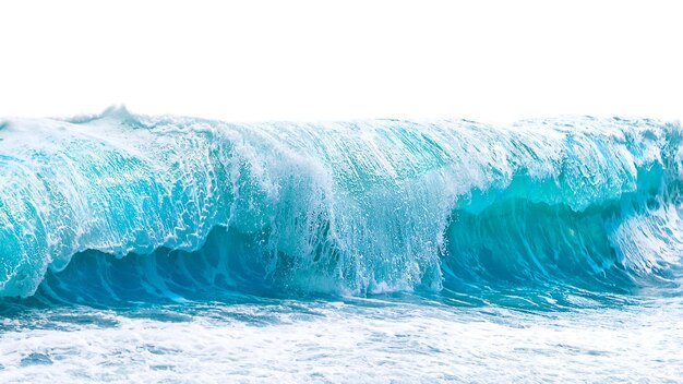 Foto ondata blu del mare con schiuma bianca isolata su uno sfondo bianco