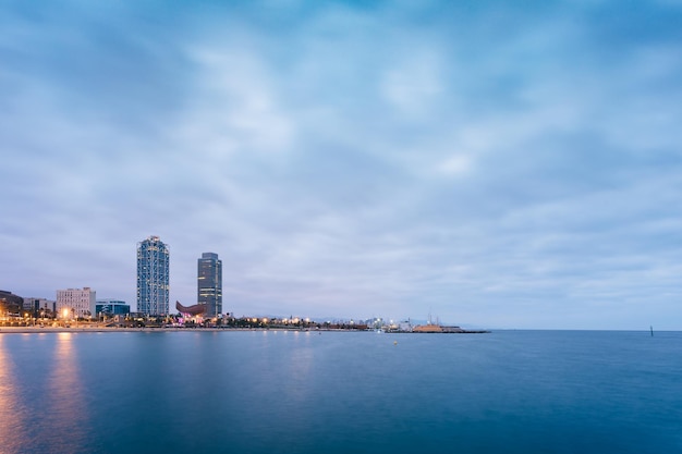 Море и здания напротив неба