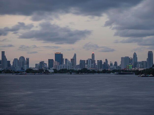 Photo sea and buildings in city against sky