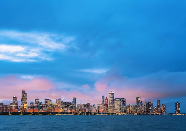 Photo sea by buildings against blue sky in city