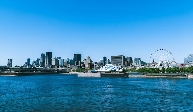 Photo sea by buildings against clear sky