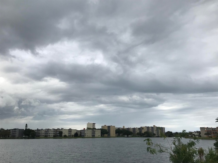 Photo sea by buildings against sky in city