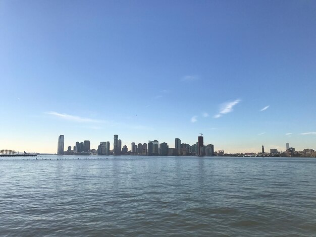 Фото Море по городскому пейзажу на фоне голубого неба