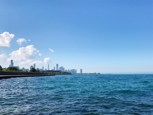 Фото Море по городскому пейзажу на фоне голубого неба