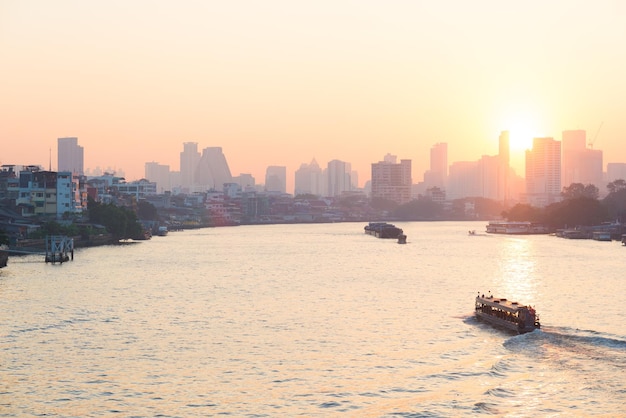 夕暮れの空を背景にした都市風景の海