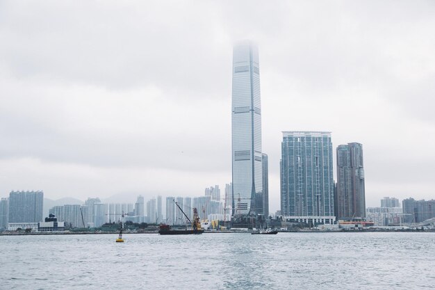 写真 空に照らされた都市風景の海